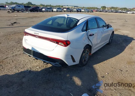 2022 Kia K5 Lxs z USA, uszkodzony, nr VIN 5XXG14J27NG116112